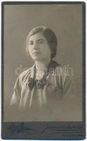 cca 1910-1920 Fiatal hölgy portréja, keményhátú fotó a Hoánovics testvérek kolozsvári műterméből, 10,5×6,5 cm