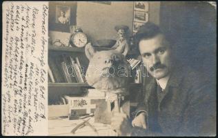 1906 Jónás Kálmán állatszoborral, megírt fotólap, 8,5×13,5 cm