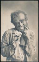 cca 1910 Csavargónak öltözött férfi, fotólap, 13,5×8,5 cm