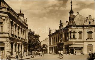 1952 Losonc, Lucenec; Pohlad na Masarykovu ulicu / Masaryk utca, E. Musl üzlete Luxdom / street view, shops