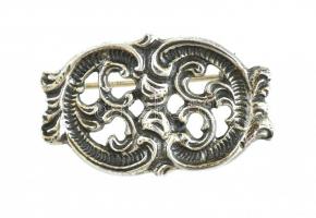 Ezüst(Ag) barokk mintás bross, jelzett, 3,2×2 cm, nettó: 6 g