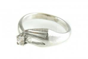 Ezüst(Ag) szoliter köves gyűrű, jelzett, méret: 51, bruttó: 4,1 g