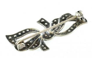 Ezüst(Ag) apró kövekkel kirakott masnis bross, jelzett, 3,5×1,7 cm, bruttó: 3,8 g