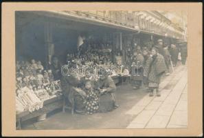 cca 1910 Kína, piactér, kartonra ragasztott fotó, 9,5×14 cm / China, marketplace