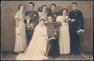 Katonatisztek együttes esküvői fotója. Fotólap