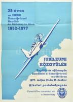 1977 25 éves az MHSZ Dunaújvárosi Repülő- és Ejtőernyős Klub 1952-1977, jubileumi közgyűlés plakát. Megjelent 1000 példányban. Hajtva, kis sérülésekkel, 73x52,5 cm