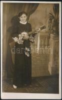 cca 1930 Fiatal lány bendzsóval, fotólap Markovits gyömrői műterméből, 13,5×8,5 cm