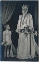 cca 1930 Hölgy és kisfiú színpadi jelenetben, fotó Inkey műterméből, pecséttel jelzett, 13,5×8,5 cm