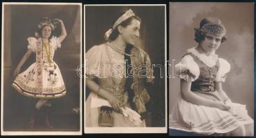 cca 1930 Hölgy és kislányok magyaros ruhában, 3 db fotólap, egyik kézzel színezett, 13,5×8 és 13,5×8,5 cm közötti méretekben
