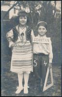 cca 1920-1930 Kislány és kisfiú jelmezben, fotólap, 13,5×8,5 cm