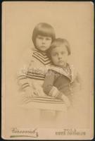 cca 1910 Kisgyermekek matrózruhában, keményhátú fotó Circovich polai műterméből, 16×11 cm
