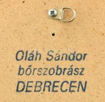 Oláh Sándor: Kalapos hölgy. Bőr fali dísz, kisplasztika, jelzett, d: 38 cm
