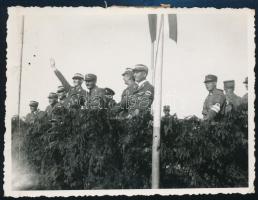 cca 1933-1934 SA (Sturmabteilung) dísztribün magas rangú katonákkal, középen a karját lendítő Friedrich-Wilhelm Krüger (1894-1945) SA-, később SS-Obergruppenführer, a Lovagkereszt birtokosa, a háború végén öngyilkos lett, fotó, szélén törésnyom, 8,5×11 cm