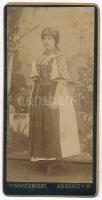 cca 1890 Szlovák népviseletes nő. Andrássy M. műterme Rimaszombat. Mini fotó 4x8 cm