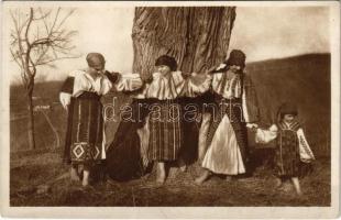 Vederi din Romania. Port National Roman / Román népviselet, folklór / Romanian folklore, traditional costumes. Din Colectia Radu Al Bellio