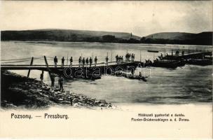 Pozsony, Pressburg, Bratislava; Hidászati gyakorlat a Dunán. Bediene dich allein / K.u.K. military, sapper soldiers building a pontoon bridge