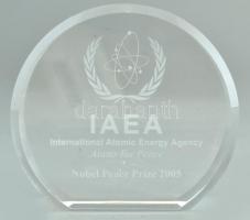 A 2005-ben Nobel-békedíjjal kitüntetett Nemzetközi Atomenergia Ügynökség gravírozott üveg levélnehezéke, asztali dísze, 10x9 cm / 2005 Nobel Peace Prize awardee International Atomic Energy Agency paperweight, engraved glass, 10x9 cm