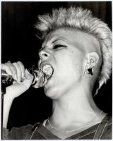 1990 Botos Kriszta punkénekesnő, az Aurora együttes egykori tagjának fellépése a Fekete Lyuk underground klubban, Zétényi Zoltán fotója, hátoldalon pecséttel jelzett, szép állapotban, 30×24 cm