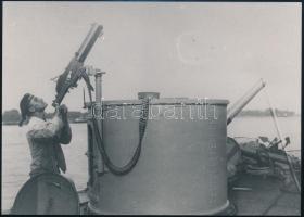 cca 1916 Schwarzlose géppuskával repülőgépre tüzelő tengerész a Dunai Flottila Fogas őrnaszádjának fedélzetén, a 80-as években eredeti negatívról készített kontakfotó, szép állapotban, 12,5×17,5 cm
