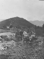 cca 1910-20 kb. 20 db üvegnegatív különböző témákban (fürdőzők, téli táj, automobil) fa dobozban, ré...