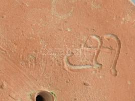 kerámia macska, részben kézzel festett, jelzett, apró kopásnyomokkal, m: 23 cm