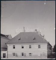 cca 1905 A karánsebesi (Erdély) törvényszéki fogház épülete, fotó, hátoldalon feliratozva, felületi sérülések, 10,5×10 cm