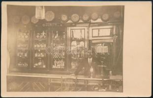 cca 1920 Budapesti órabolt, Zenith, Tissot, Omega márkákkal, fotó a tulajdonossal, 8,5×13,5 cm