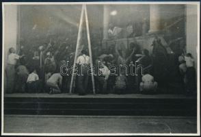 cca 1935 Debrecen Munkácsy-kép restaurálása, fotó, hátoldalon feliratozva, 8×12 cm