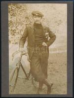 cca 1910 Kerékpáros bajnok, kartonra ragasztott fotó, 10ú6,5 cm