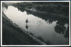 cca 1935 Halász Siófokon a csatornában, fotó, hátoldalon feliratozva, 5,5×8 cm
