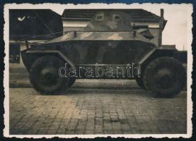1940 Magyar páncéloskocsi Kolozsvár utcáin, hátoldalon feliratozott fotó, 5,5×8 cm