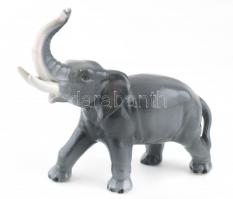 Porcelán elefánt, kézzel festett, jelzés nélkül, kis kopásnyomokkal, m: 15,5 cm