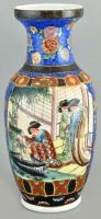 Kínai porcelán váza, kézzel festett, jelzett, kis kopásnyomokkal, m: 35 cm