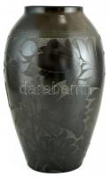Barna kerámia váza, jelzés nélkül, kopásnyomokkal, m: 32,5 cm