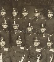 cca 1930 Testőrségi tisztek nagyobb méretű csoportképe 22x16 cm Kartonon