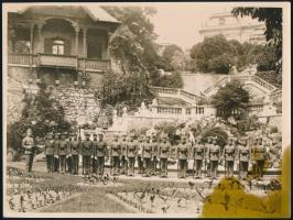1930 A Darabont testőrség parancskihirdetése a Királyi kertben, háttérben a Paraszt ház 24x18 cm Foltos