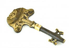 Plovdiv feliratú fém dísz kulcs, gazdag madár ornamentikával díszített, apró kopásnyomokkal, kartondobozban, h: 14 cm
