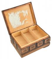 Fa ékszertartó doboz három rekesszel, fedelén fém veretes díszítéssel, 2 lába hiányzik, kopásnyomokk...