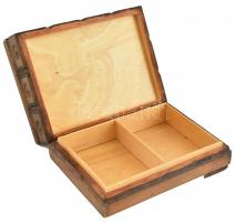 Fa ékszertartó doboz három rekesszel, fedelén fém veretes díszítéssel, 2 lába hiányzik, kopásnyomokk...