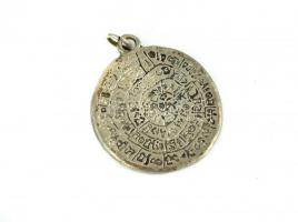 Gyöngy nyakék fém függőkkel, d: 20 cm, belső átmérő: 12,5 cm + fém medál, d: 3,5 cm