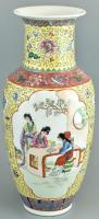 Kínai porcelán váza, kézzel festett, jelzett, kopásnyomokkal, m: 42 cm