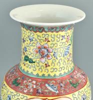 Kínai porcelán váza, kézzel festett, jelzett, kopásnyomokkal, m: 42 cm