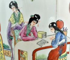 Kínai porcelán váza, kézzel festett, jelzett, kopásnyomokkal, m: 42 cm