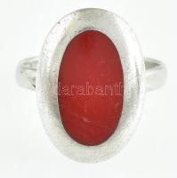 Ezüst(Ag) gyűrű piros kővel, karcolásnyomokkal, jelzett, méret: 57, bruttó: 6 g