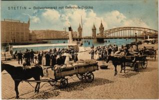 Szczecin, Stettin; Bollwerkmarkt mit Bahnhofs Brücke / quay market at the railway bridge