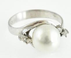 Ezüst(Ag) gyűrű gyönggyel, jelzett, méret: 55, bruttó: 3,35 g