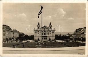 1942 Kolozsvár, Cluj; Hitler Adolf tér, színház magyar címerrel és zászlókkal, országzászló / square, theatre with Hungarian coat of arms and flags