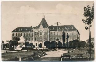 1932 Nagykőrös, Református gimnázium, Hősök tere és szobor. leporellolap