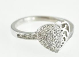 Ezüst(Ag) apró kövekkel kirakott szívecskés gyűrű, jelzett, méret: 57, bruttó: 3,94 g