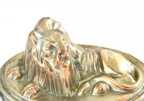 össz. 3 db régebbi dekoratív könnyűfém sütőforma, egyik közepes méretű, tetején oroszlánt ábrázoló p...